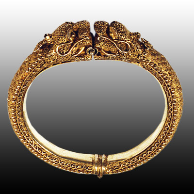 Gold Minangkabau braclet in the form of two 'kissing' dragons