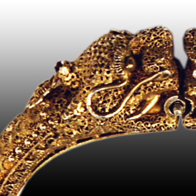Gold Minangkabau braclet in the form of two 'kissing' dragons